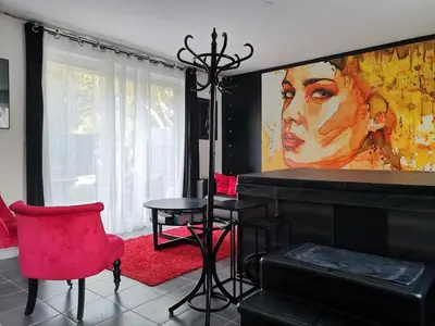 Coin salon dans l'établissement Love Room Lili Bulle