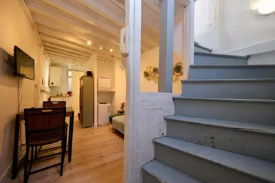 Télévision ou salle de divertissement dans l'établissement Duplex atypique et cosy au cœur de Rouen