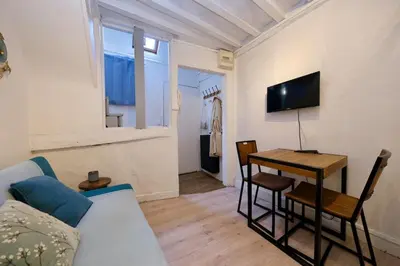 Télévision ou salle de divertissement dans l'établissement Duplex atypique et cosy au cœur de Rouen