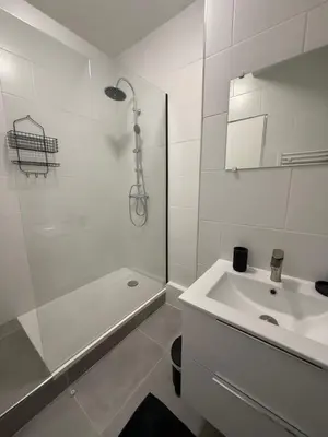 Salle de bains dans l'établissement Appartement neuf, moderne et lumineux à Vernon