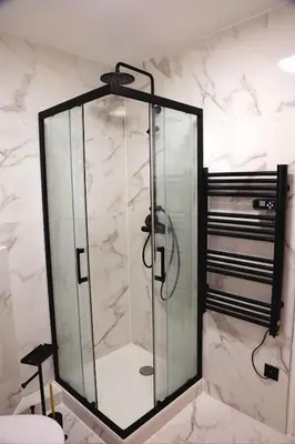 Salle de bains dans l'établissement L'ombelle - Studio vert d'eau avec petit extérieur