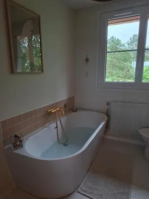 Salle de bains dans l'établissement La Grange des Prés, Chaumière 8 personnes vue Mer!