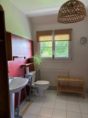 Salle de bains dans l'établissement La Grange des Prés, Chaumière 8 personnes vue Mer!