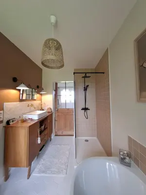 Salle de bains dans l'établissement La Grange des Prés, Chaumière 8 personnes vue Mer!
