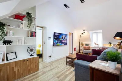 Télévision ou salle de divertissement dans l'établissement Suite Appart Place Versepuy