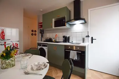 Cuisine ou kitchenette dans l'établissement La Rétro-Capsule - 2 chambres & parking