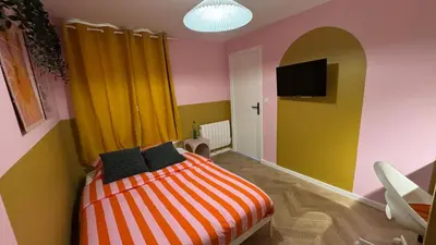 Un ou plusieurs lits dans un hébergement de l'établissement La Rétro-Capsule - 2 chambres & parking