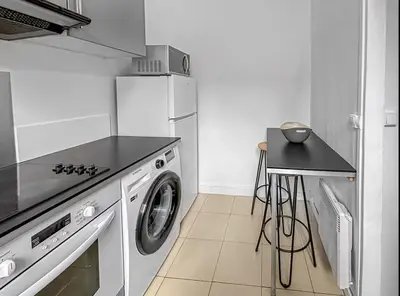 Cuisine ou kitchenette dans l'établissement Superbe appartement avec hauteur sous plafond à Poissy en plein centre Ville Ideal professionnels couples et famille