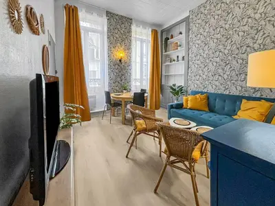 Télévision ou salle de divertissement dans l'établissement Superbe appartement avec hauteur sous plafond à Poissy en plein centre Ville Ideal professionnels couples et famille