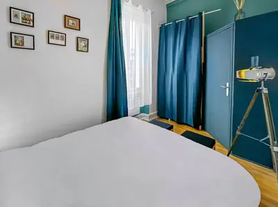 Un ou plusieurs lits dans un hébergement de l'établissement Superbe appartement avec hauteur sous plafond à Poissy en plein centre Ville Ideal professionnels couples et famille