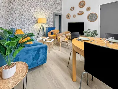Télévision ou salle de divertissement dans l'établissement Superbe appartement avec hauteur sous plafond à Poissy en plein centre Ville Ideal professionnels couples et famille