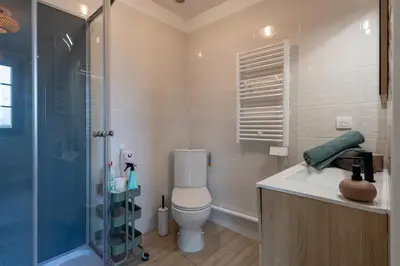 Salle de bains dans l'établissement Le Reflet de la Motte - Avec terrasse