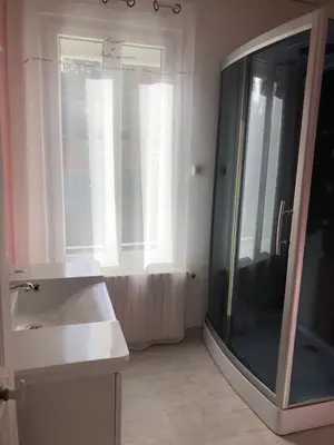 Salle de bains dans l'établissement Maison individuelle avec Jardinet