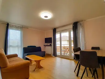 Coin salon dans l'établissement Calme & spacieux, RER A 3 min, Parking, 2 salles d'eau