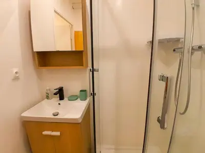 Salle de bains dans l'établissement Calme & spacieux, RER A 3 min, Parking, 2 salles d'eau