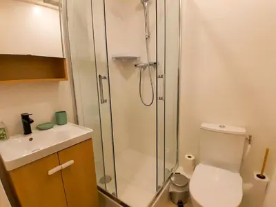 Salle de bains dans l'établissement Calme & spacieux, RER A 3 min, Parking, 2 salles d'eau