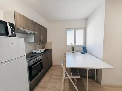 Cuisine ou kitchenette dans l'établissement Grand Studio Lumineux Proche Centre-Ville