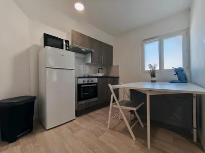 Cuisine ou kitchenette dans l'établissement Grand Studio Lumineux Proche Centre-Ville