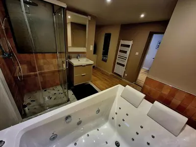 Salle de bains dans l'établissement Appartement jacuzzi et terrasse