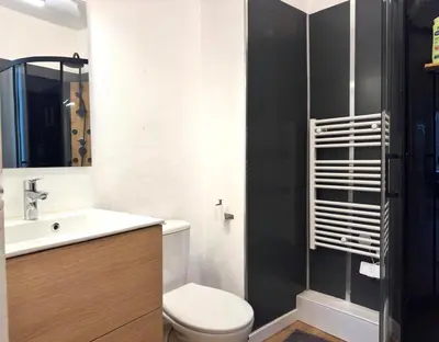 Salle de bains dans l'établissement Le Ricard