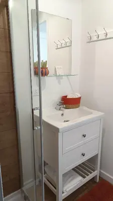 Salle de bains dans l'établissement L'Escale Songeonnaise 25min Aéroport Beauvais-Tillé