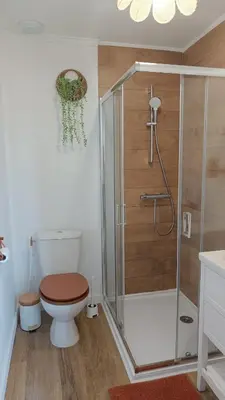 Salle de bains dans l'établissement L'Escale Songeonnaise 25min Aéroport Beauvais-Tillé