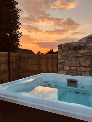 Piscine de l'établissement Chantilly Spa Lodge near Parc Asterix ou située à proximité