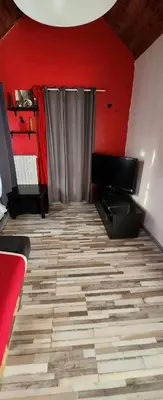 Télévision ou salle de divertissement dans l'établissement Les coquelicots