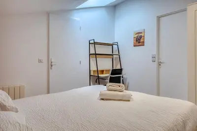 Un ou plusieurs lits dans un hébergement de l'établissement L'Esprit Normand chaleureux appartement fraichement rénové proche CHU