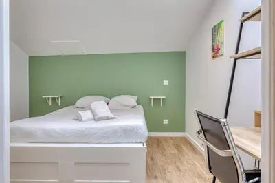 Un ou plusieurs lits dans un hébergement de l'établissement L'Esprit Normand chaleureux appartement fraichement rénové proche CHU