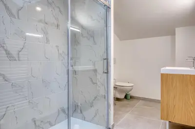 Salle de bains dans l'établissement L'Esprit Normand chaleureux appartement fraichement rénové proche CHU