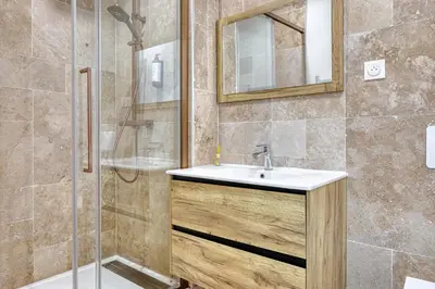 Salle de bains dans l'établissement Le Aurélie charmant F2 avec baignoire balnéo !
