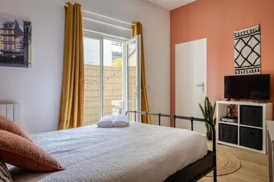 Un ou plusieurs lits dans un hébergement de l'établissement Chez jeanne - Studio rénové balnéo et balcon centre