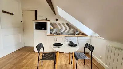 Cuisine ou kitchenette dans l'établissement Duplex Beauvoisine