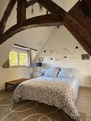 Un ou plusieurs lits dans un hébergement de l'établissement La Chapelle de Monet - Logis Roses Rouges