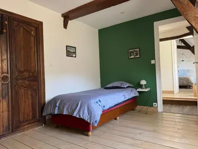 Un ou plusieurs lits dans un hébergement de l'établissement La Chapelle de Monet - Logis Roses Rouges