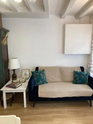 Coin salon dans l'établissement Maison Cosy et Typique au Coeur de Maule