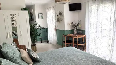 Télévision ou salle de divertissement dans l'établissement Prés de Giverny - Bienvenue AUX ARPENTS VERTS