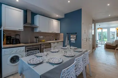 Cuisine ou kitchenette dans l'établissement La Bignone - Avec jardin et terrasse