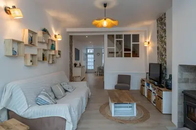 Télévision ou salle de divertissement dans l'établissement La Bignone - Avec jardin et terrasse