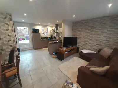 Télévision ou salle de divertissement dans l'établissement Maison cosy pour famille - groupe proche toutes commodités
