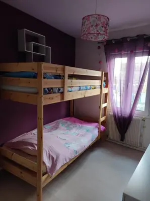 Un ou plusieurs lits dans un hébergement de l'établissement Maison cosy pour famille - groupe proche toutes commodités