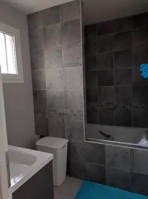 Salle de bains dans l'établissement Maison cosy pour famille - groupe proche toutes commodités