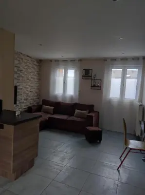 Coin salon dans l'établissement Maison cosy pour famille - groupe proche toutes commodités