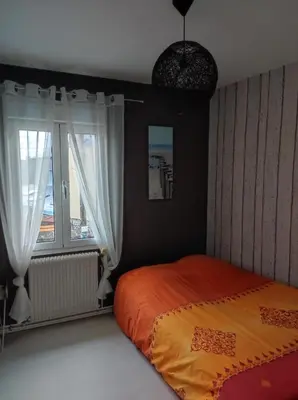 Un ou plusieurs lits dans un hébergement de l'établissement Maison cosy pour famille - groupe proche toutes commodités