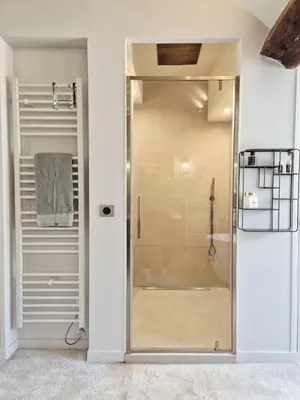Salle de bains dans l'établissement Maison de famille avec jardin, tennis, près du Parc Astérix et golfs