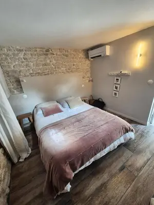 Un ou plusieurs lits dans un hébergement de l'établissement Maison de famille avec jardin, tennis, près du Parc Astérix et golfs