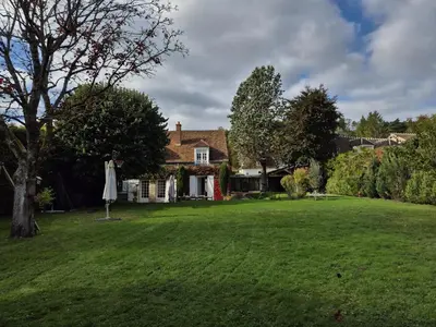 Jardin de l'établissement Maison de famille avec jardin, tennis, près du Parc Astérix et golfs