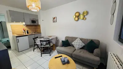Cuisine ou kitchenette dans l'établissement Le Donnette - Appt lumineux - accès métro Rouen