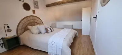 Un ou plusieurs lits dans un hébergement de l'établissement Charmant appartement 2 pièces, 1 chambres